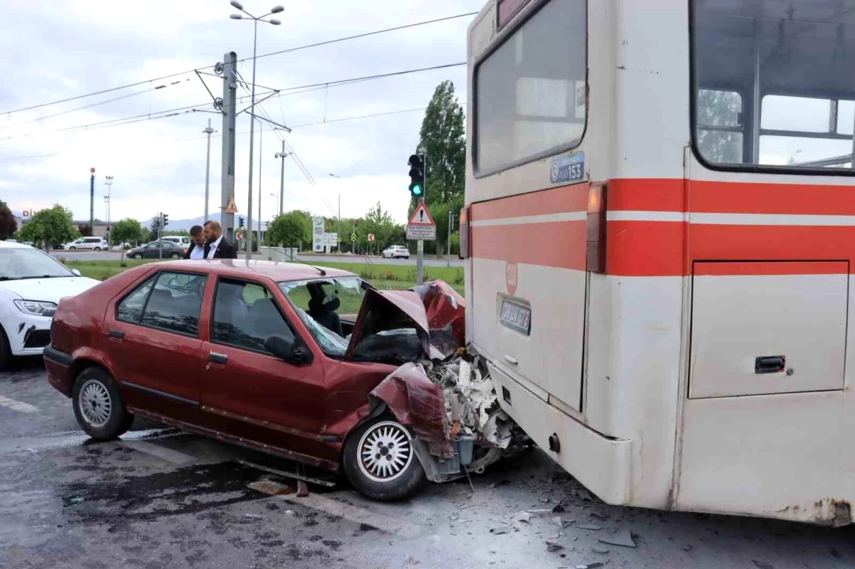 Kayseri\'de otomobil belediye otobüsüne çarptı: 4 yaralı