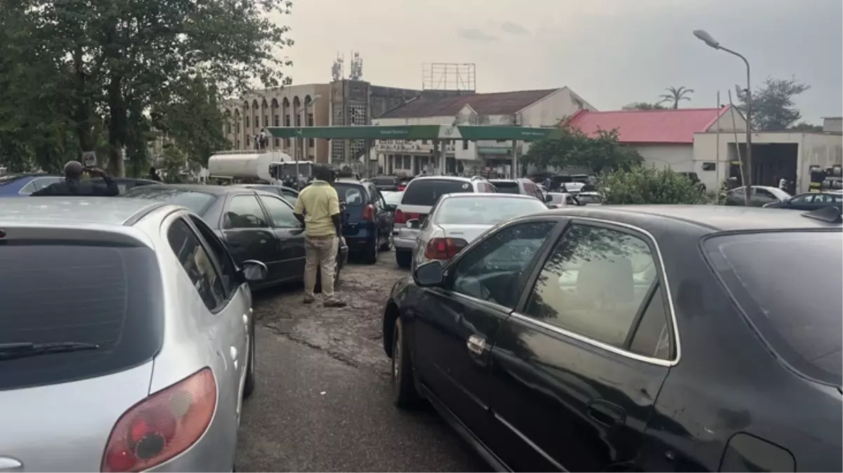 Petrol üreten ülke vatandaşına yakıt veremiyor! Çok sayıda istasyon kapandı