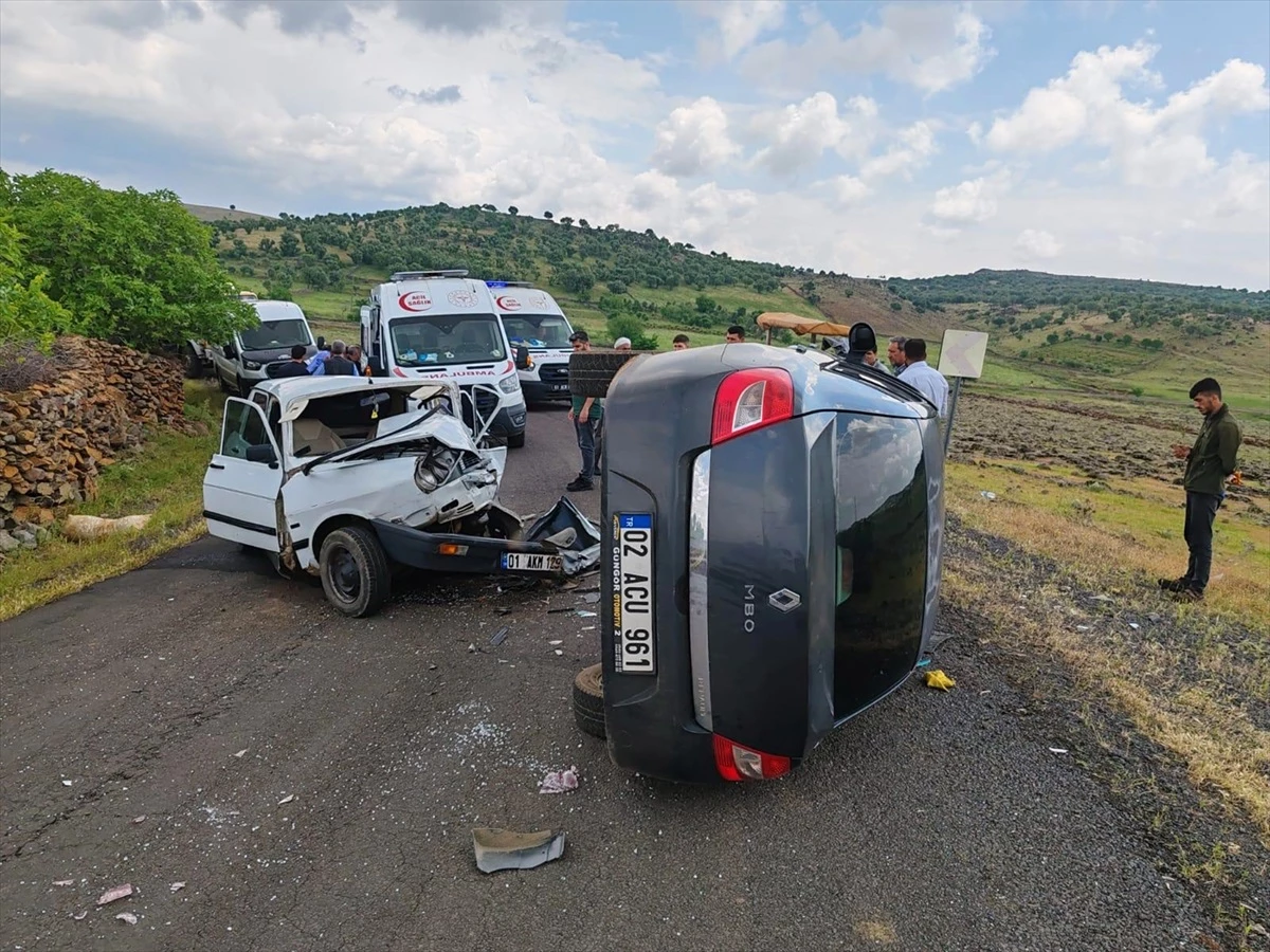 Şanlıurfa Siverek\'te İki Otomobil Çarpıştı: Yaralılar Var