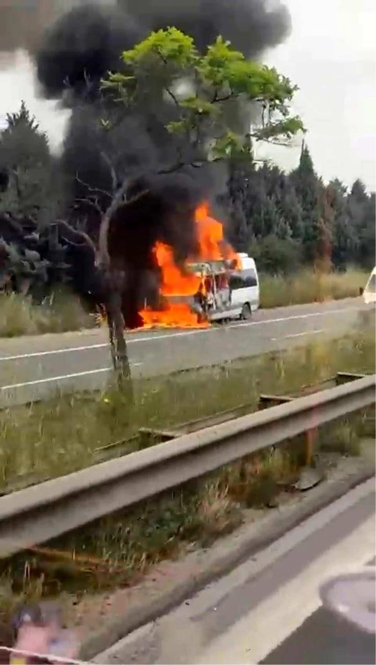 TEM Otoyolu\'nda minibüs yangını
