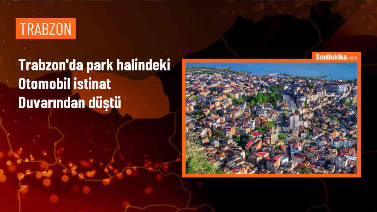 Trabzon\'da otomobil istinat duvarından düştü, maddi hasar meydana geldi