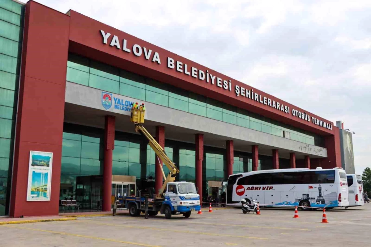 Yalova Belediyesi Şehirlerarası Otobüs Terminali\'nde Yaza Hazırlık Çalışmaları Devam Ediyor