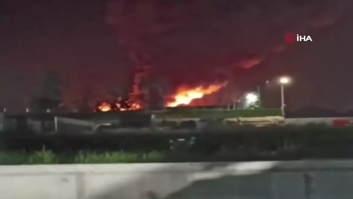 Yangın fabrikayı sardı, söndürme çalışmaları sürüyor