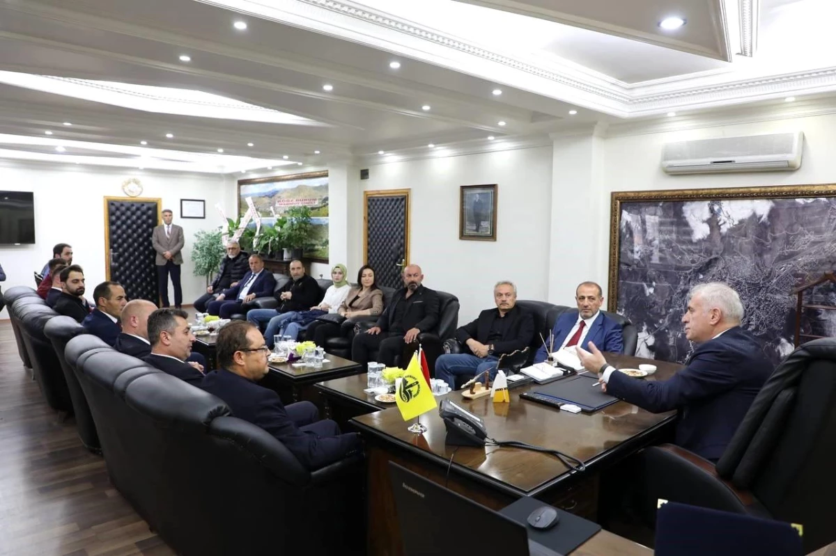 AK Parti Genel Merkez Yerel Yönetimler Başkan Yardımcısı Abdurrahman Öz, Belediye Başkanı Mete Memiş\'i ziyaret etti
