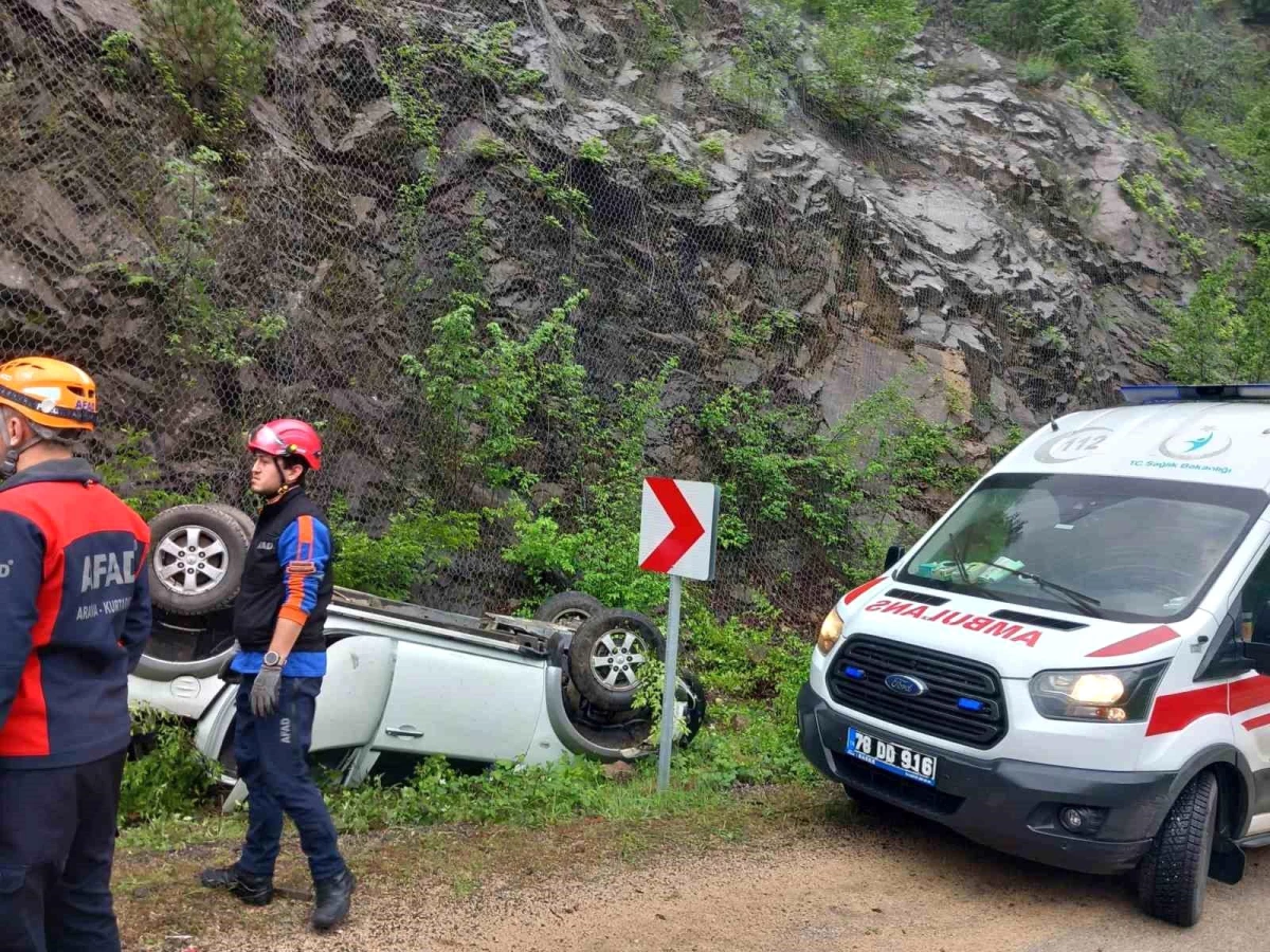 Karabük\'te Otomobil Takla Attı: 2 Kişi Yaralandı