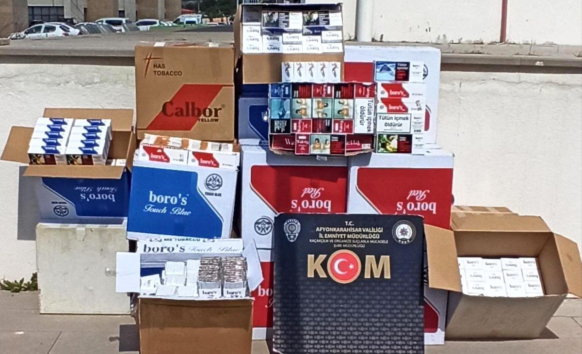 Afyonkarahisar\'da Kaçak Sigara Operasyonu: 465 Paket Sigara ve 200 Bin Adet Boş Makaron Ele Geçirildi