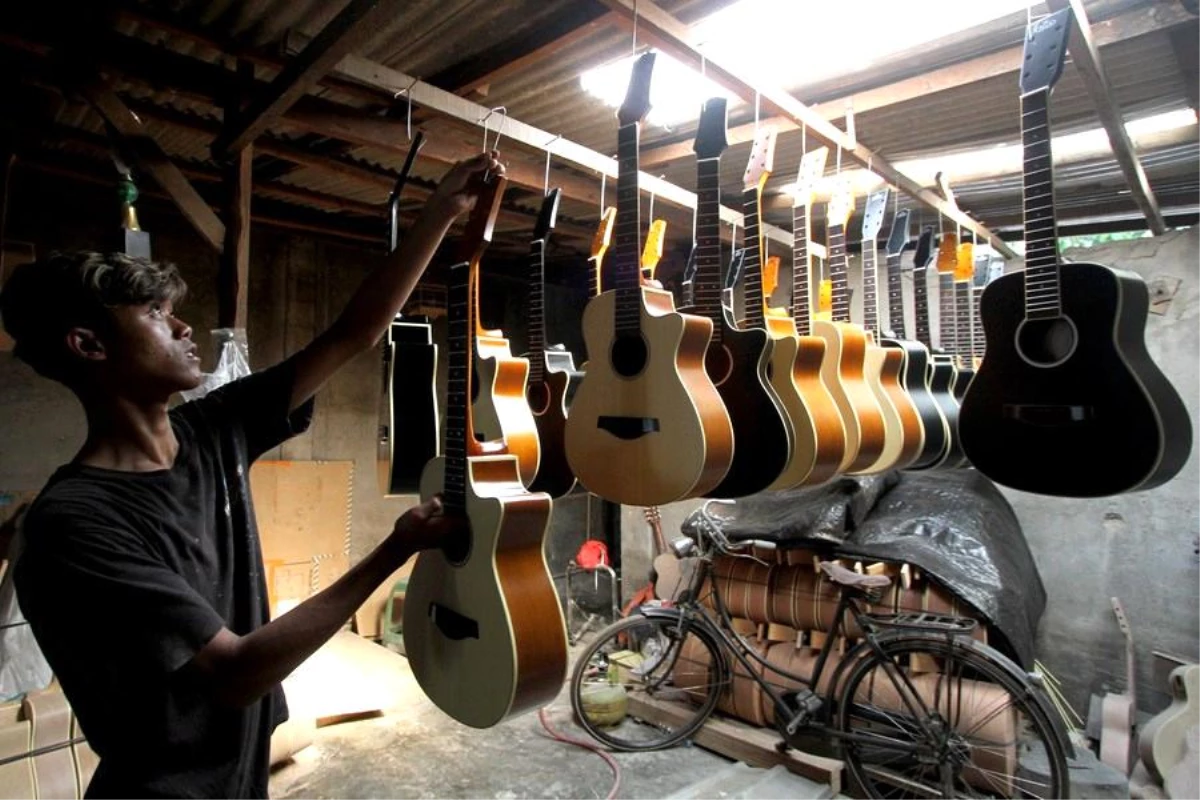 Endonezya\'da Gitar Atölyeleri: Farklı Türdeki Gitarlara Hayat Veriliyor