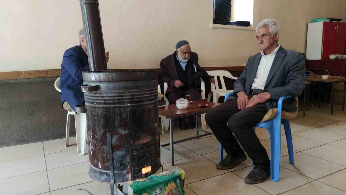 Van\'ın Bahçesaray ilçesinde kışın kurulan sobalar hala yakılıyor