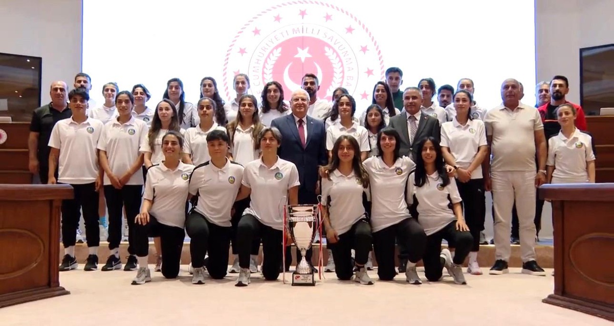 Milli Savunma Bakanı Yaşar Güler, Yüksekova Belediyespor Kadın Futbol Takımı\'nı ağırladı