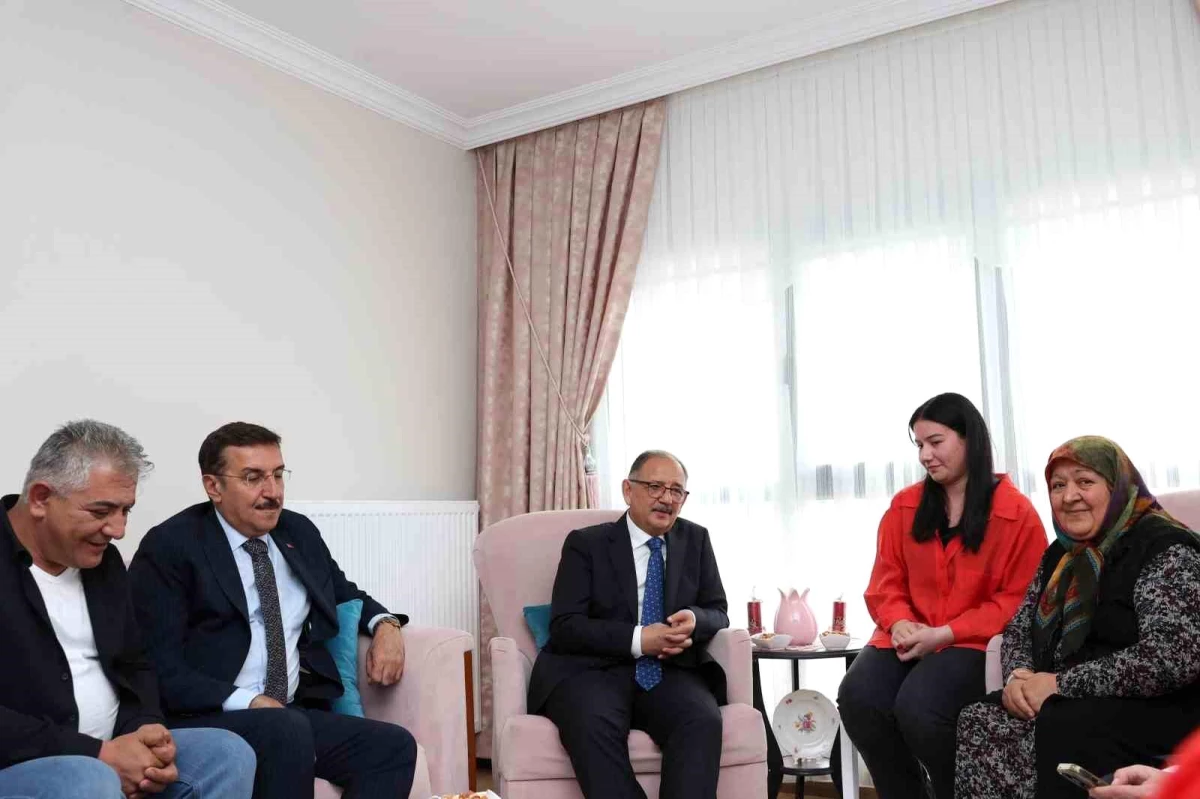 Çevre Bakanı Özhaseki, depremzede ailesinin yeni evine konuk oldu