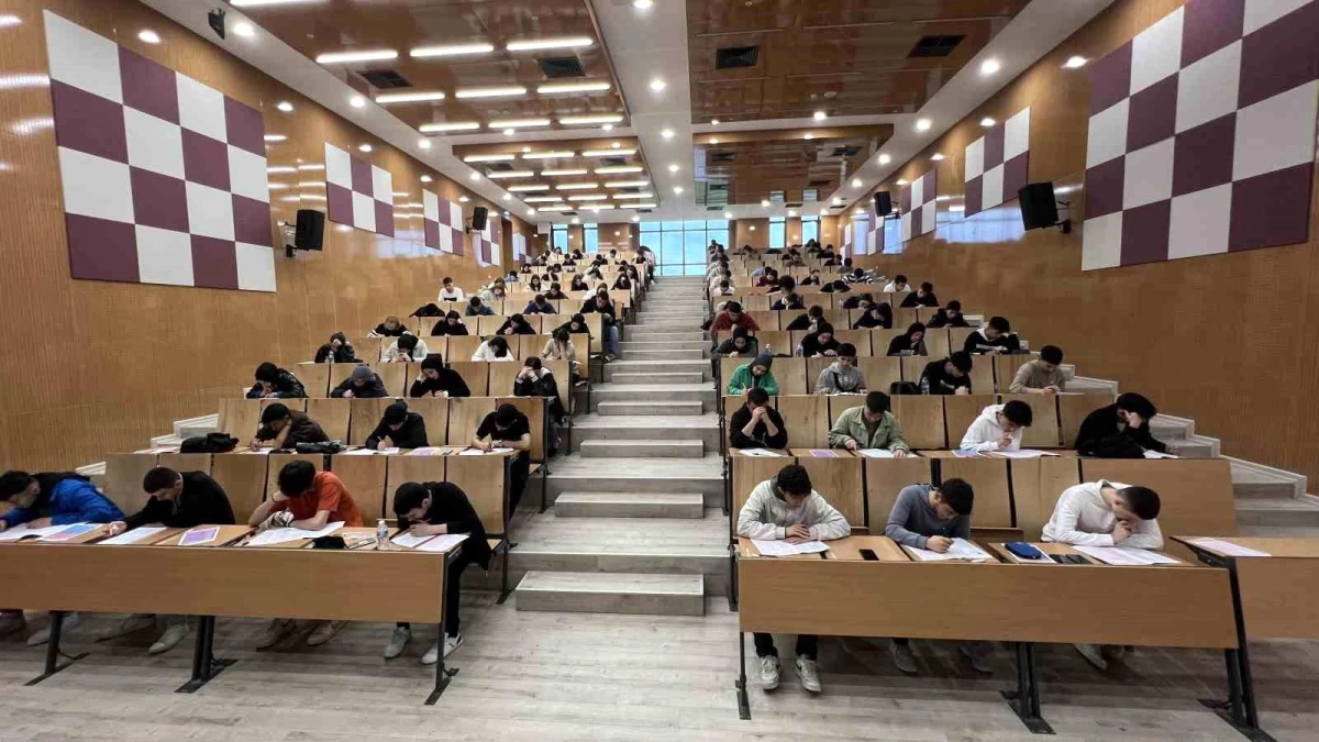 Başakşehir\'de 320 Genç TYT Deneme Sınavına Katıldı
