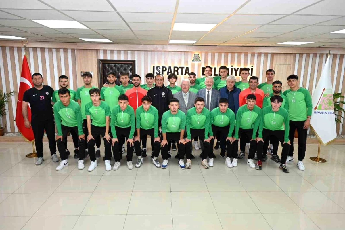 Isparta32 Spor U19 Takımı Başkan Başdeğirmen\'i Ziyaret Etti