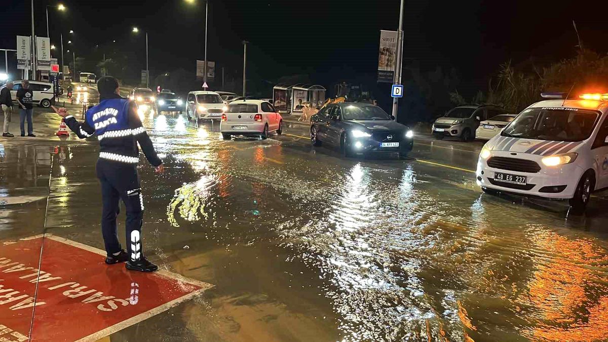 Bodrum Torba Mahallesi\'nde Ana İsale Hattı Patladı