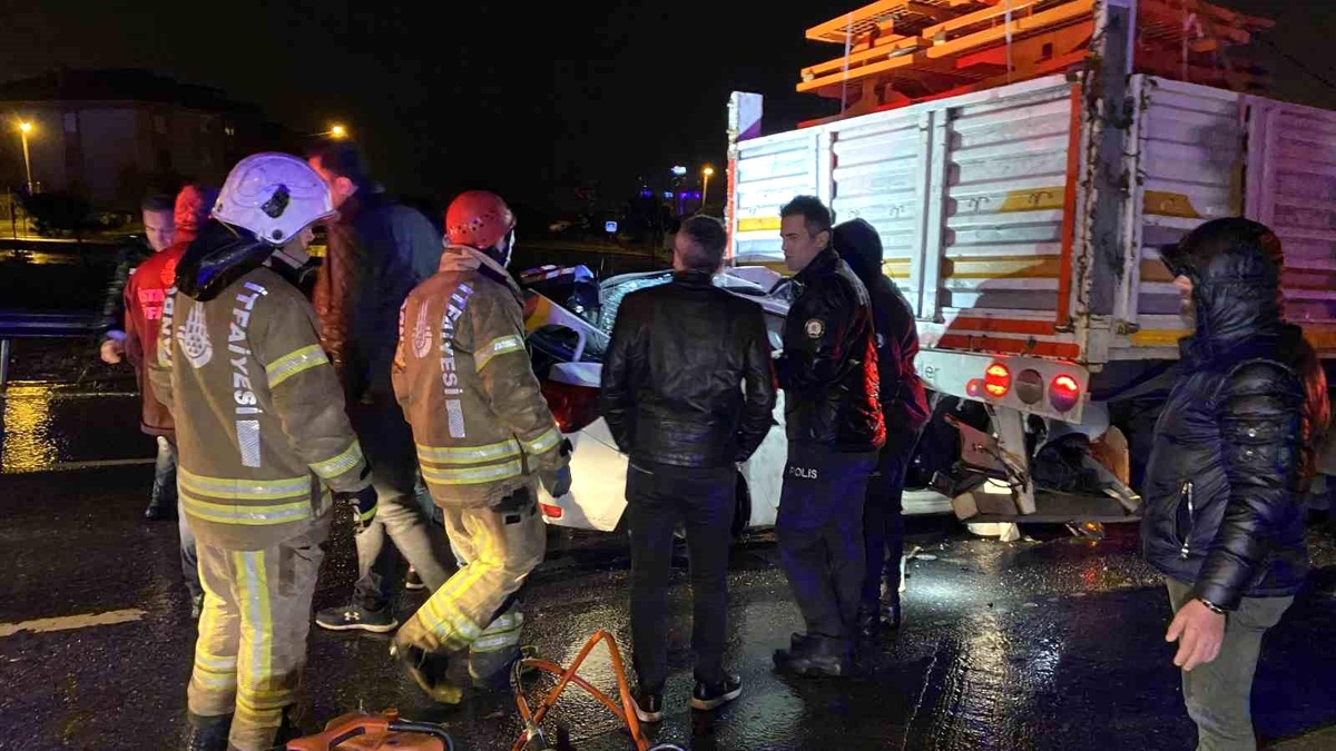 Büyükçekmece\'de Otomobil Tırın Altına Girdi: 1 Ölü, Yaralılar Var