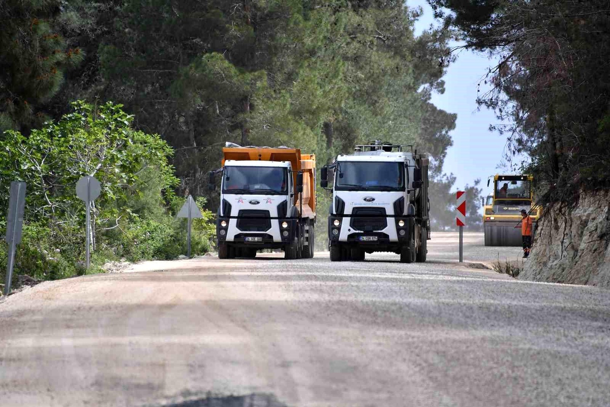 Mersin Büyükşehir Belediyesi, kırsalda sathi asfalt sezonunu Erdemli ilçesinden başlattı