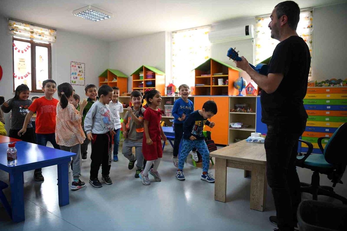 Çayırova Belediyesi Çocuk Kulüpleri\'nde Eğitim Alan Minikler Eğlenerek Öğreniyor