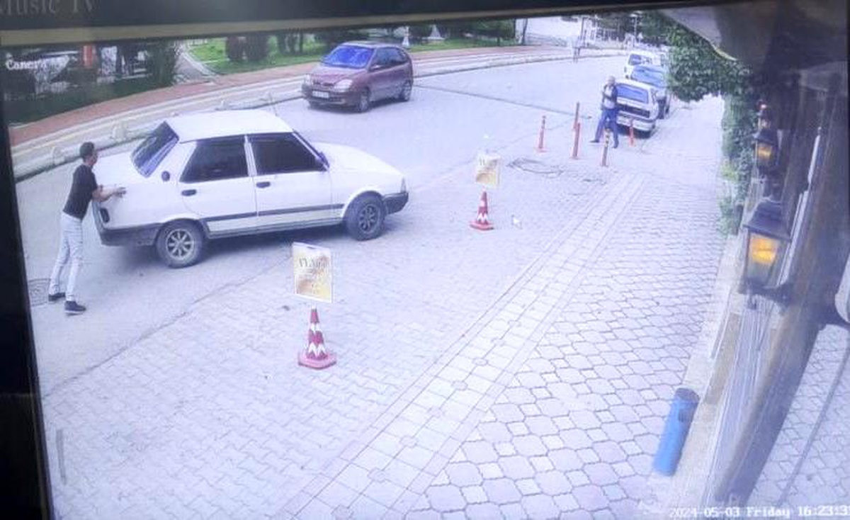 Esnaf, el freni çekilmeyen aracı durdurarak kaza önledi