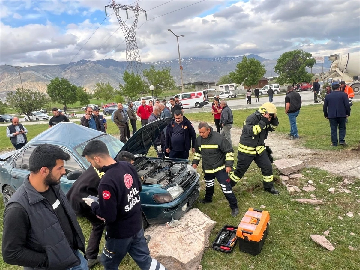 Erzincan\'da trafik kazasında ağır yaralanan sürücü hayatını kaybetti