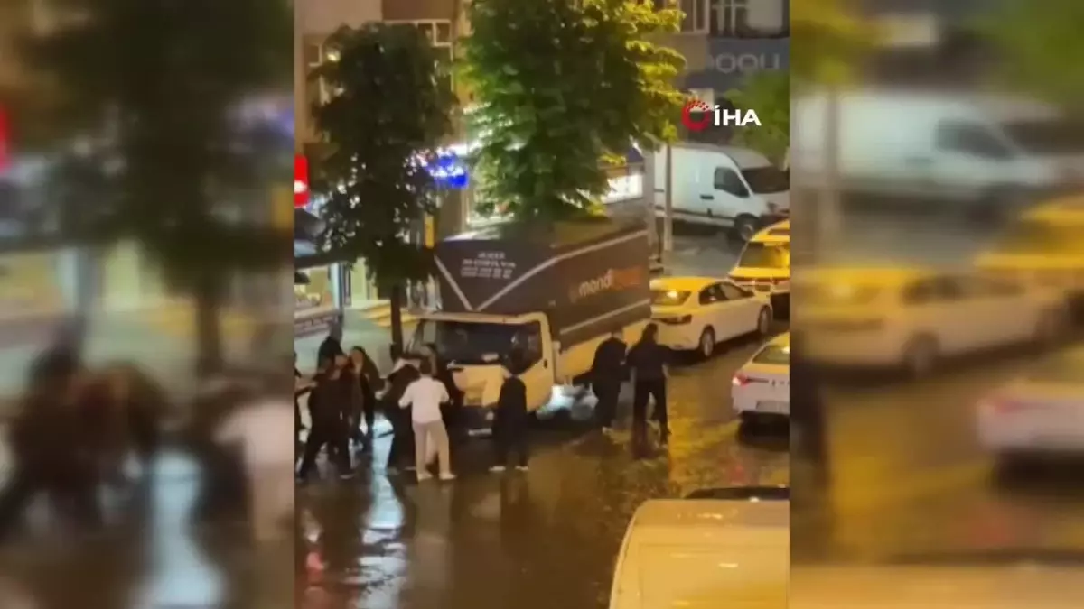 Esenler\'de cadde ortasında tekme tokat kavga kamerada: 1 yaralı