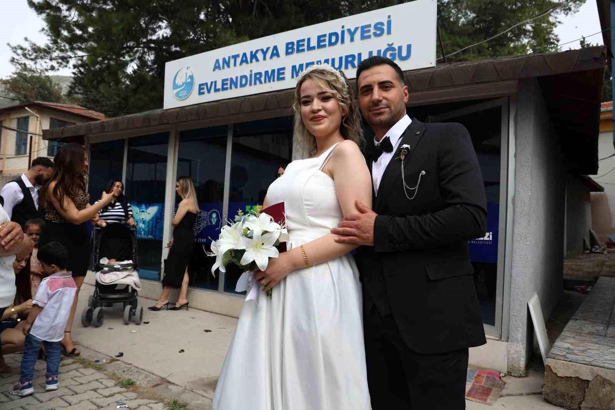 Depremin Vurduğu Hatay\'da Evlilik Kredisi Başvurusu Onaylanan Çiftlerin Telaşı