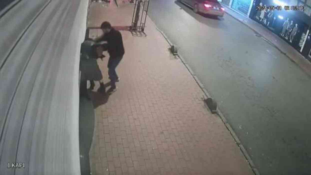 Gözüne kestirdiği kadına yumruk ve kafa atıp çantasını gasbetti