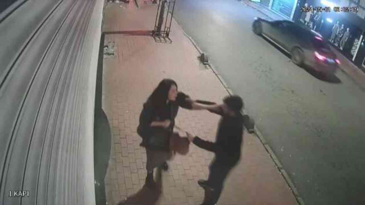 Gözüne kestirdiği kadına yumruk ve kafa atıp çantasını gasbetti