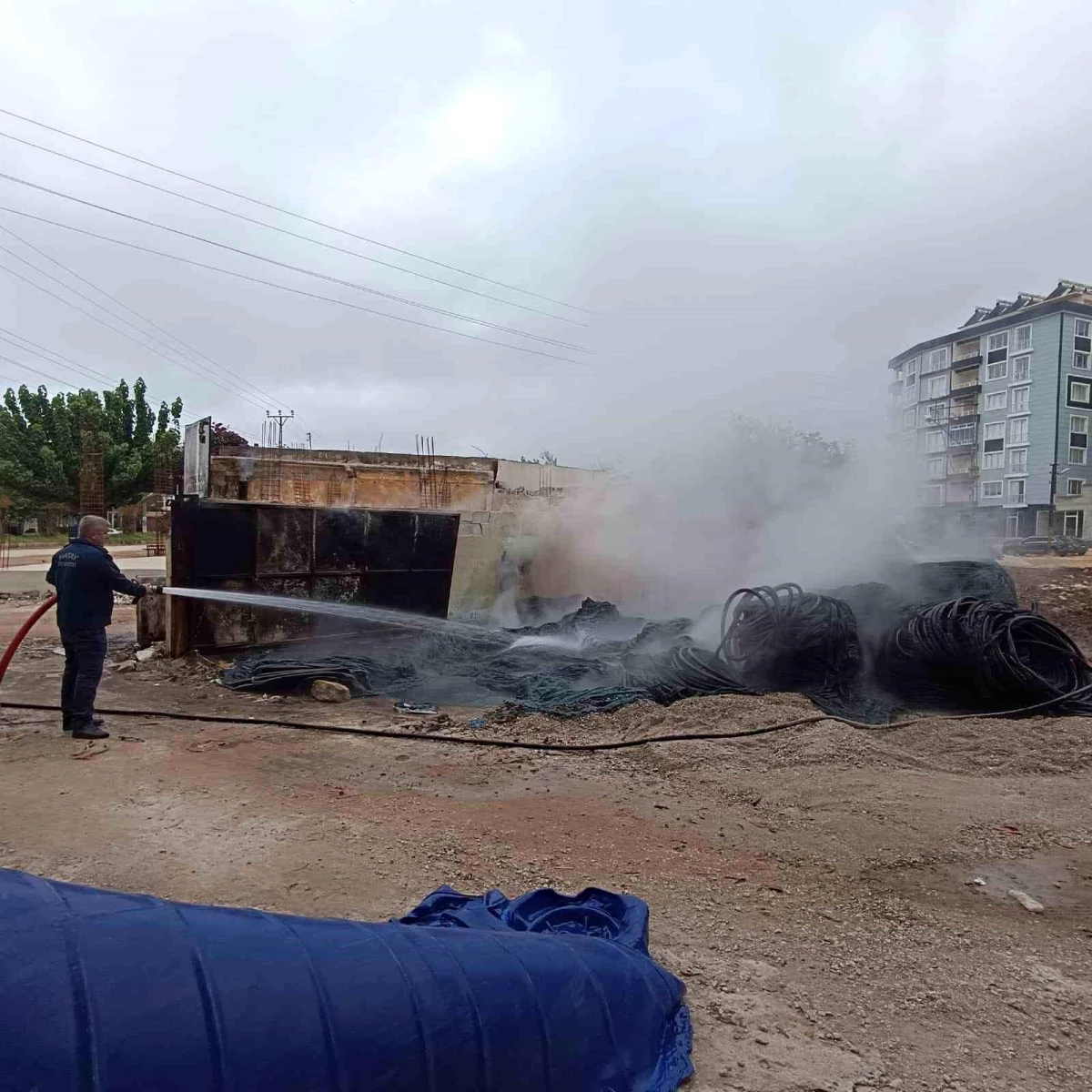 Hatay\'da inşaat malzemeleri satan iş yerinde yangın çıktı