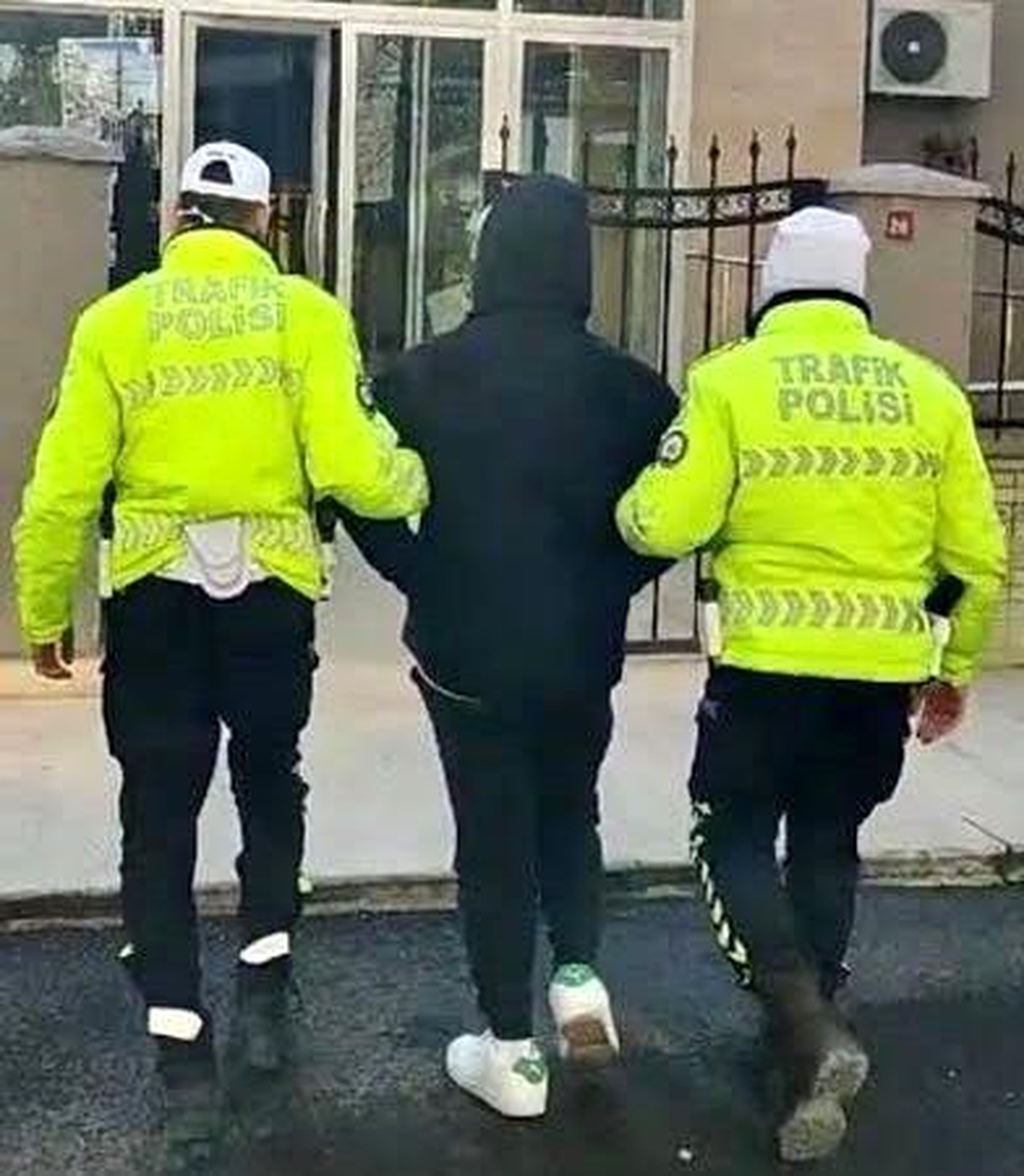 Bozüyük\'te hırsızlık suçundan aranan çocuk ehliyetsiz araç kullanırken yakalandı