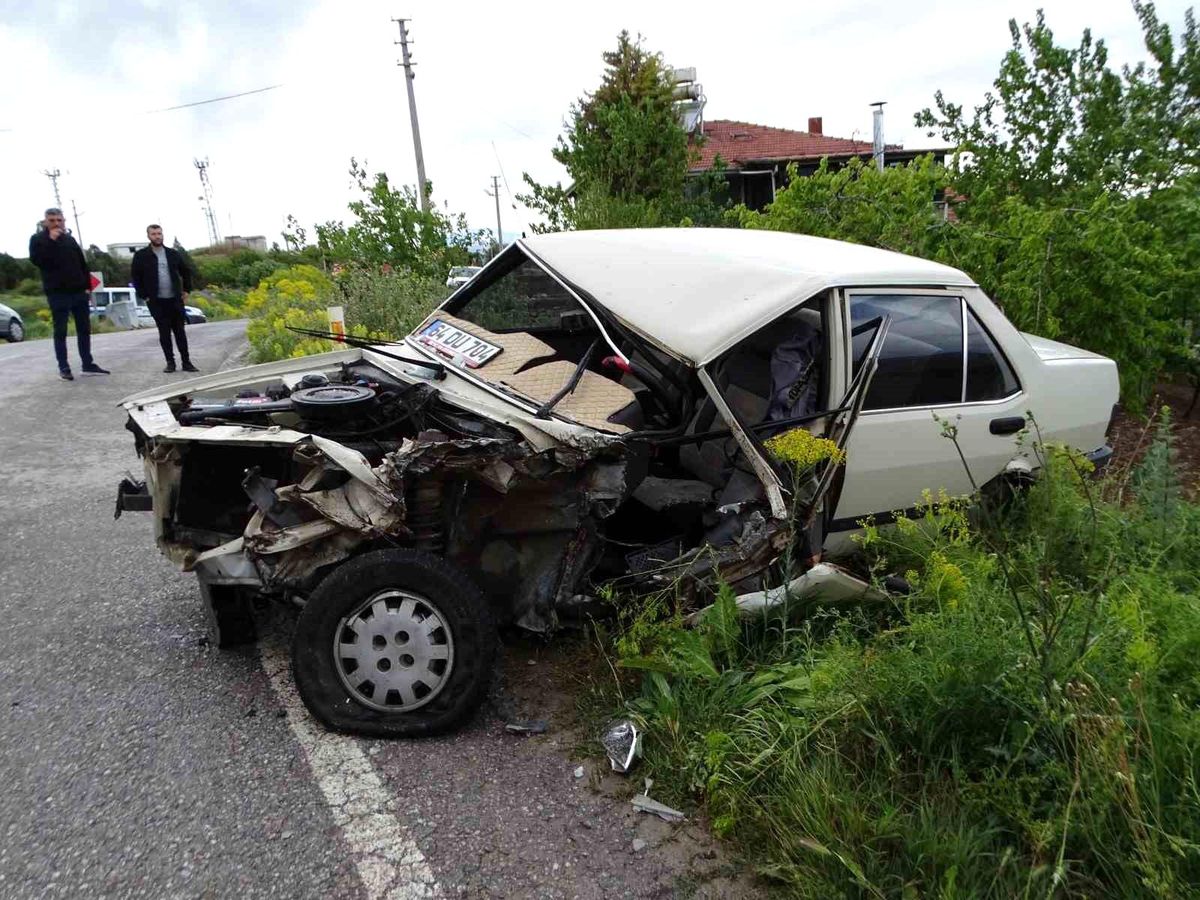 Kütahya\'da Otomobil Tıra Çarptı: 2 Yaralı