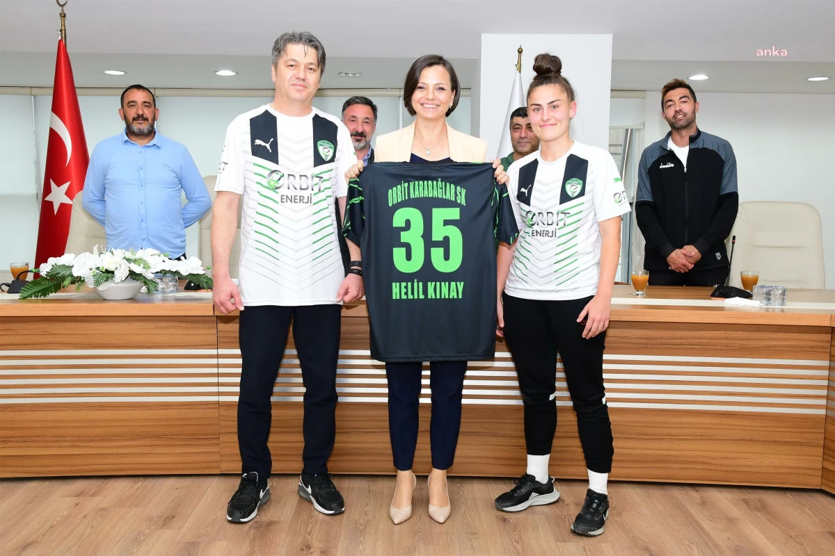Orbit Karabağlarspor Kız Futbol Takımı Karabağlar Belediye Başkanı Helil Kınay\'ı Ziyaret Etti