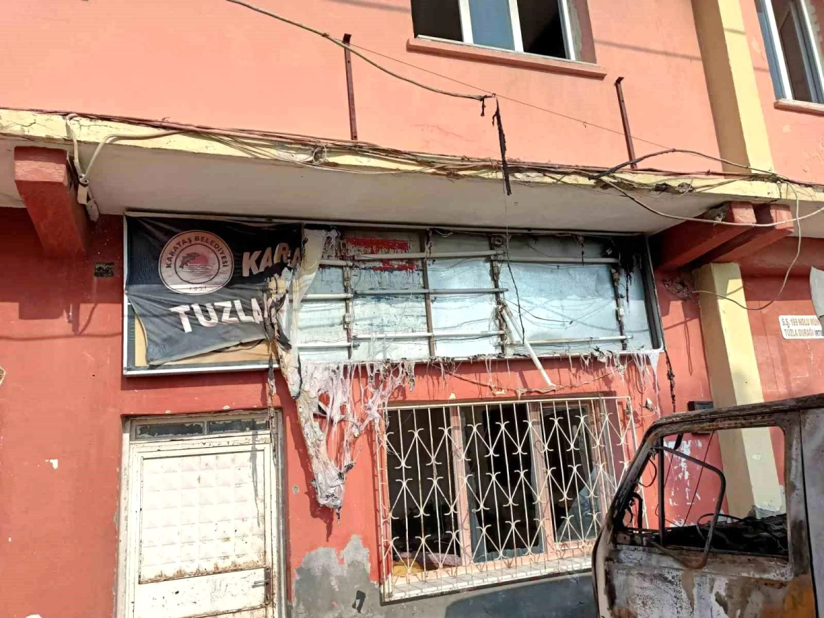 Adana\'da Karataş Belediyesi Hizmet Binasına Saldırı