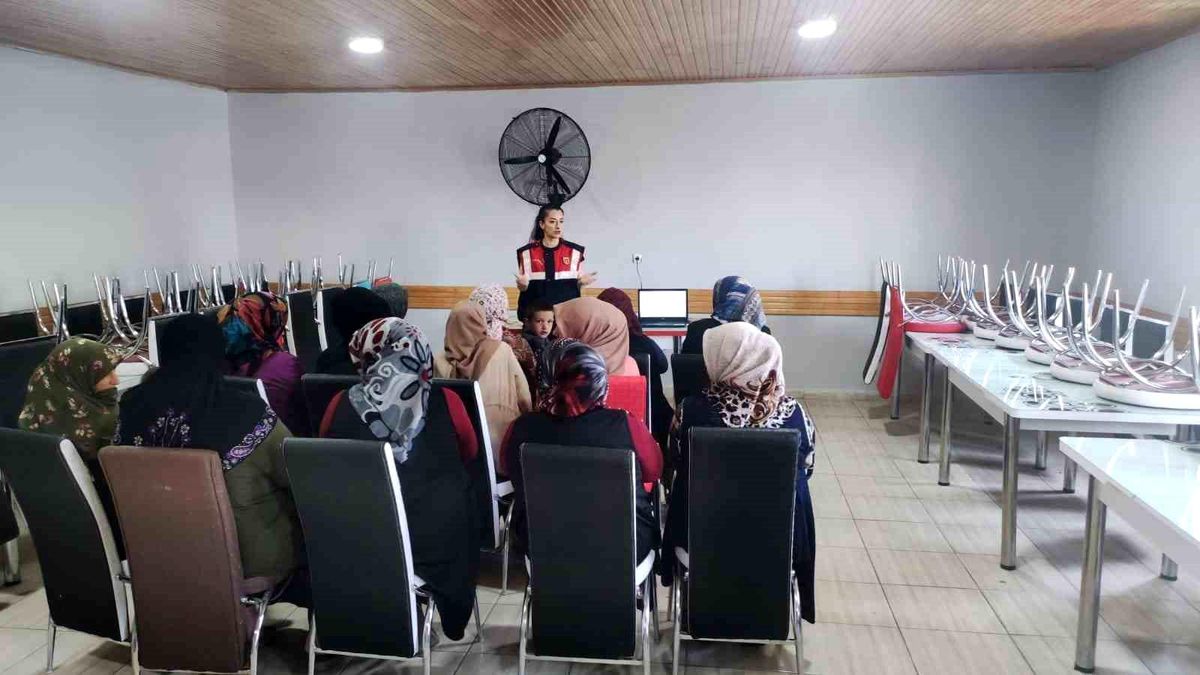 Kars Jandarması Anne ve Anne Adaylarına Uyuşturucuyla Mücadele Eğitimi Veriyor