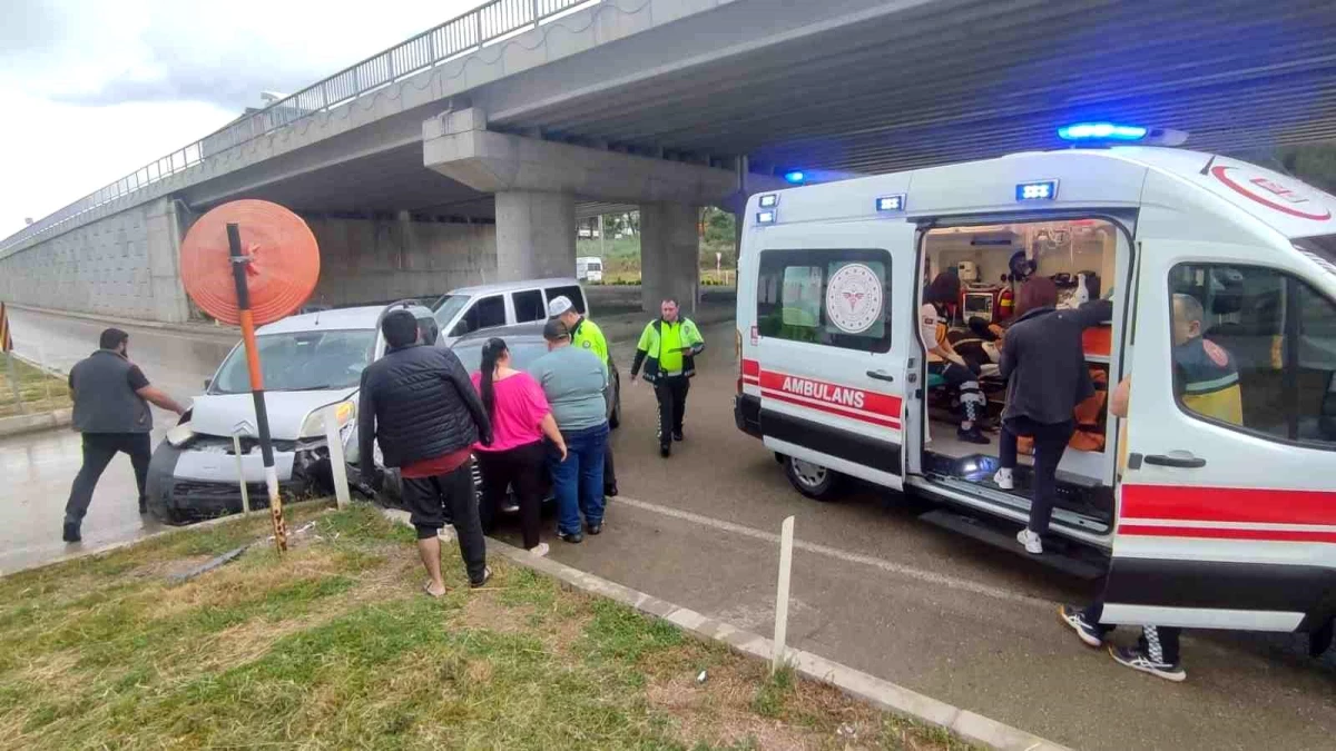 Edirne\'de Sanayi Kavşağı\'nda meydana gelen kazada 3 kişi yaralandı