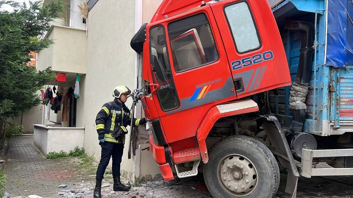 Çayırova\'da freni boşalan kamyon evin duvarına çarptı