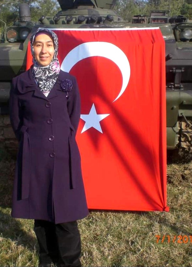 Lastikçiye ateş açan motosikletli şahıslar, 3 yaşındaki çocuğunu kursa bırakan kadını vurdu Lastikçiye ateş açan motosikletli şahıslar, 3 yaşındaki çocuğunu kursa bırakan kadını vurdu