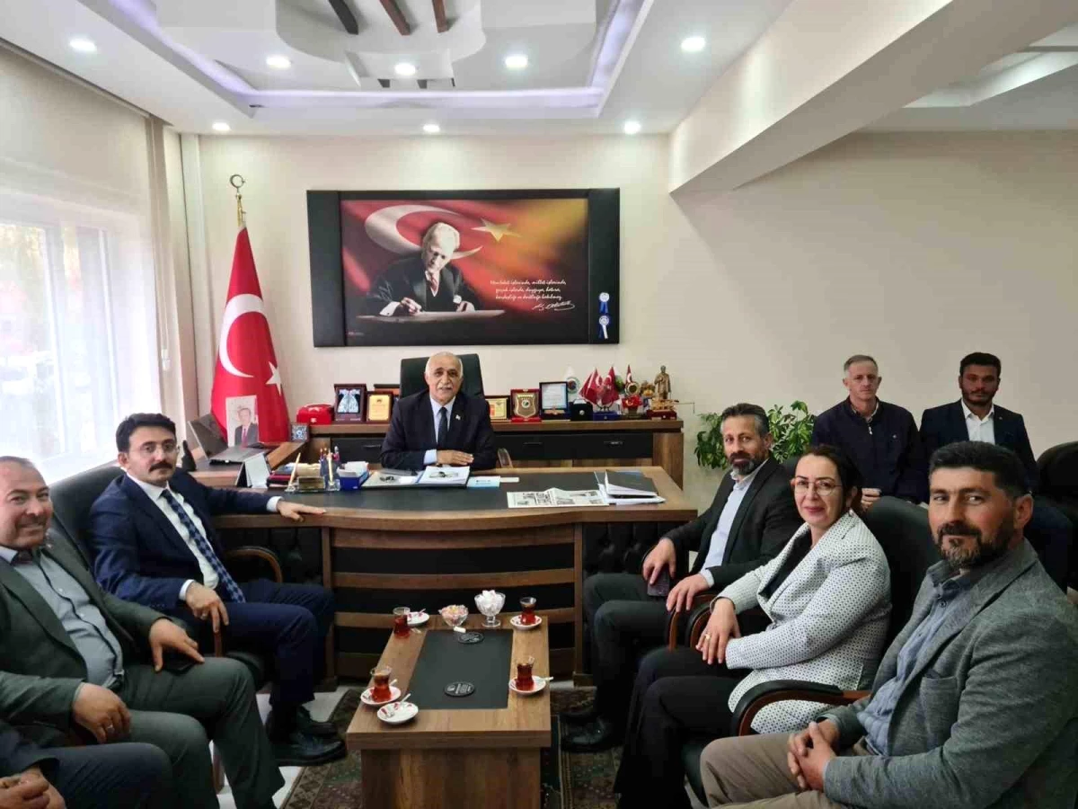 AK Parti Ardahan İl Koordinatörü Volkan Mengi, Çıldır Belediye Başkanı Kemal Yakup Azizoğlu ve İl Genel Meclis Üyesi Ahmet Rıfat Vural\'a ziyaret