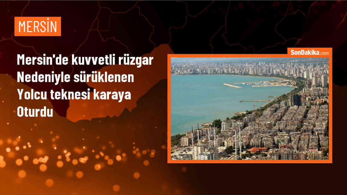 Mersin Erdemli\'de kuvvetli rüzgarın etkisiyle boş yolcu teknesi karaya oturdu