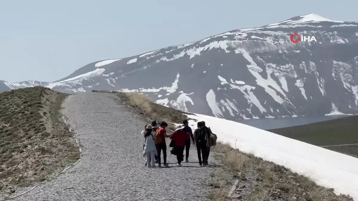 Nemrut Krater Gölü turistleri ağırlamaya başladı