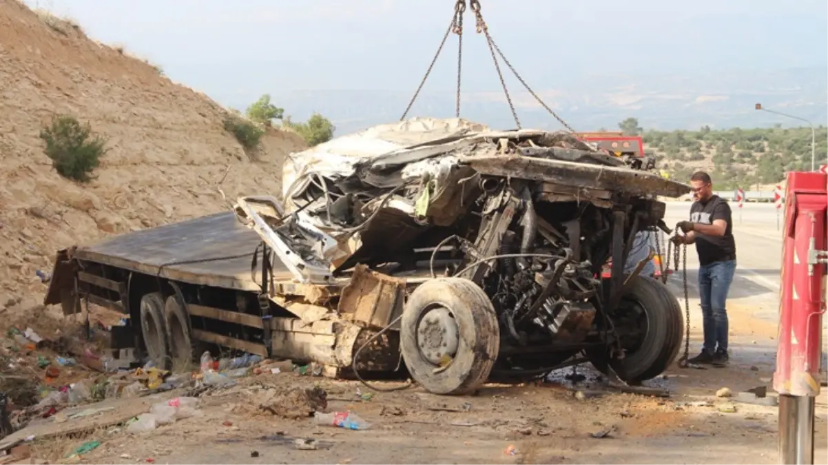 Ölüm virajında bir kaza daha! Kamyon devrildi, sürücü hayatını kaybetti