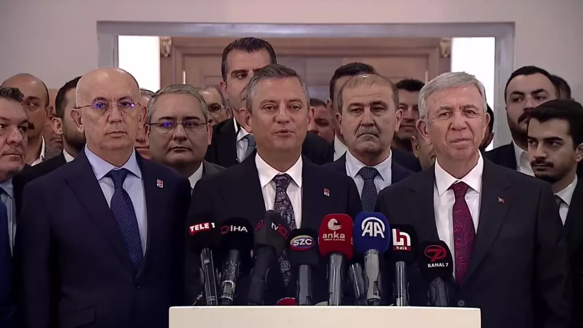 CHP Genel Başkanı Özgür Özel, Mansur Yavaş\'ı Ziyaret Etti