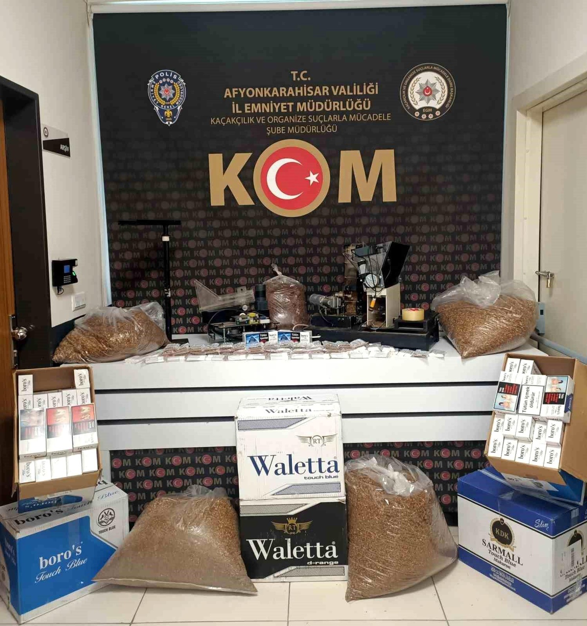 Afyonkarahisar\'da Sigara Kaçakçılığı Operasyonu: 2 Sigara Sarma Makinesi ve 45 Bin 600 Boş Makaron Ele Geçirildi