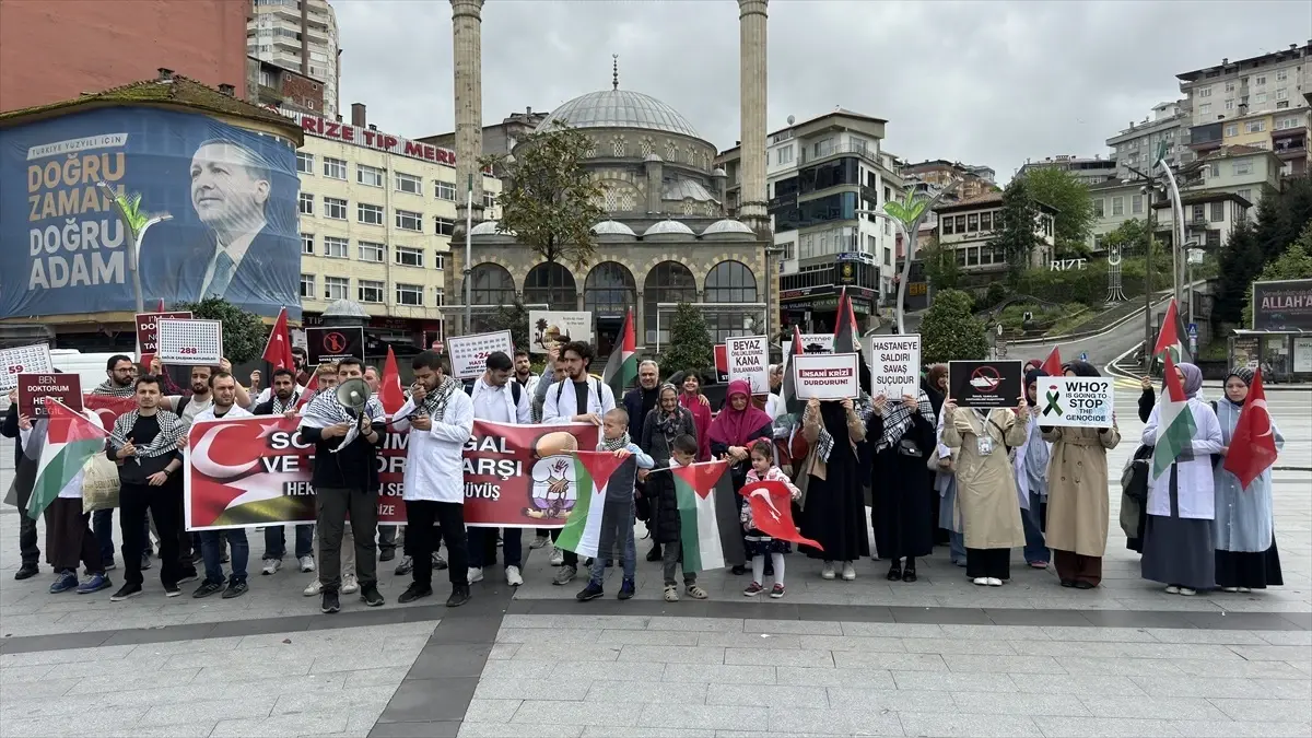 Rize\'deki doktorlar ve öğrenciler İsrail\'in Gazze\'ye saldırılarını protesto etti