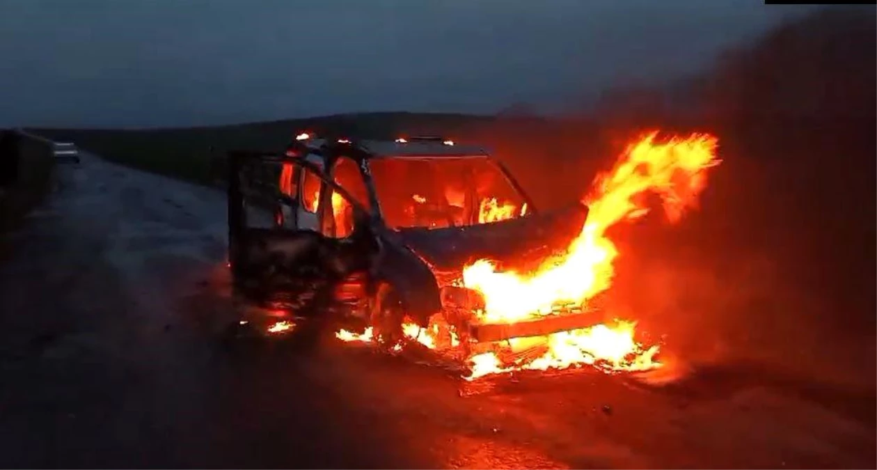 Sivas\'ta seyir halindeki hafif ticari araç alev alev yandı