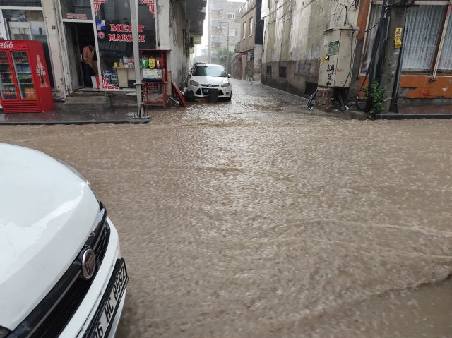 Şırnak'ta cadde ve sokaklar göle döndü, araçlar akıntıya kapıldı