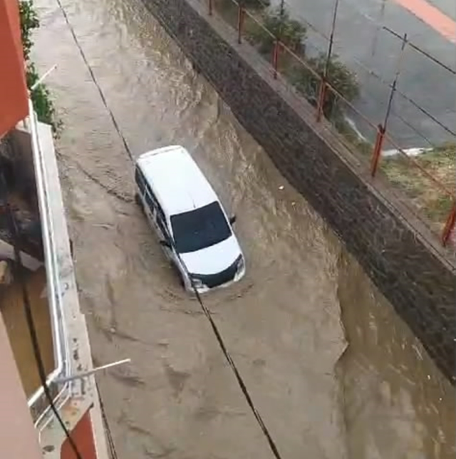 Şırnak'ta cadde ve sokaklar göle döndü, araçlar akıntıya kapıldı