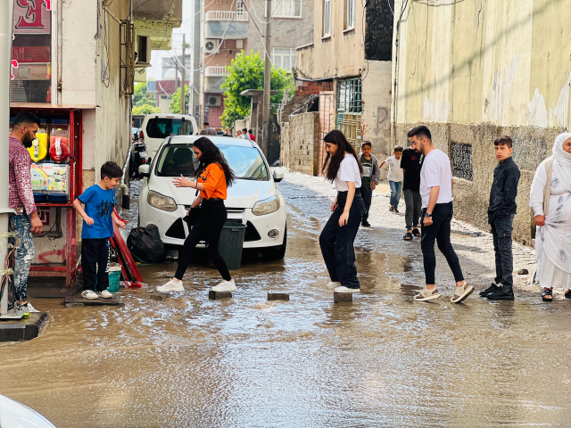 Şırnak'ta sel sularına kapılan 1'i çocuk 2 kişiyi çevredekiler kurtardı