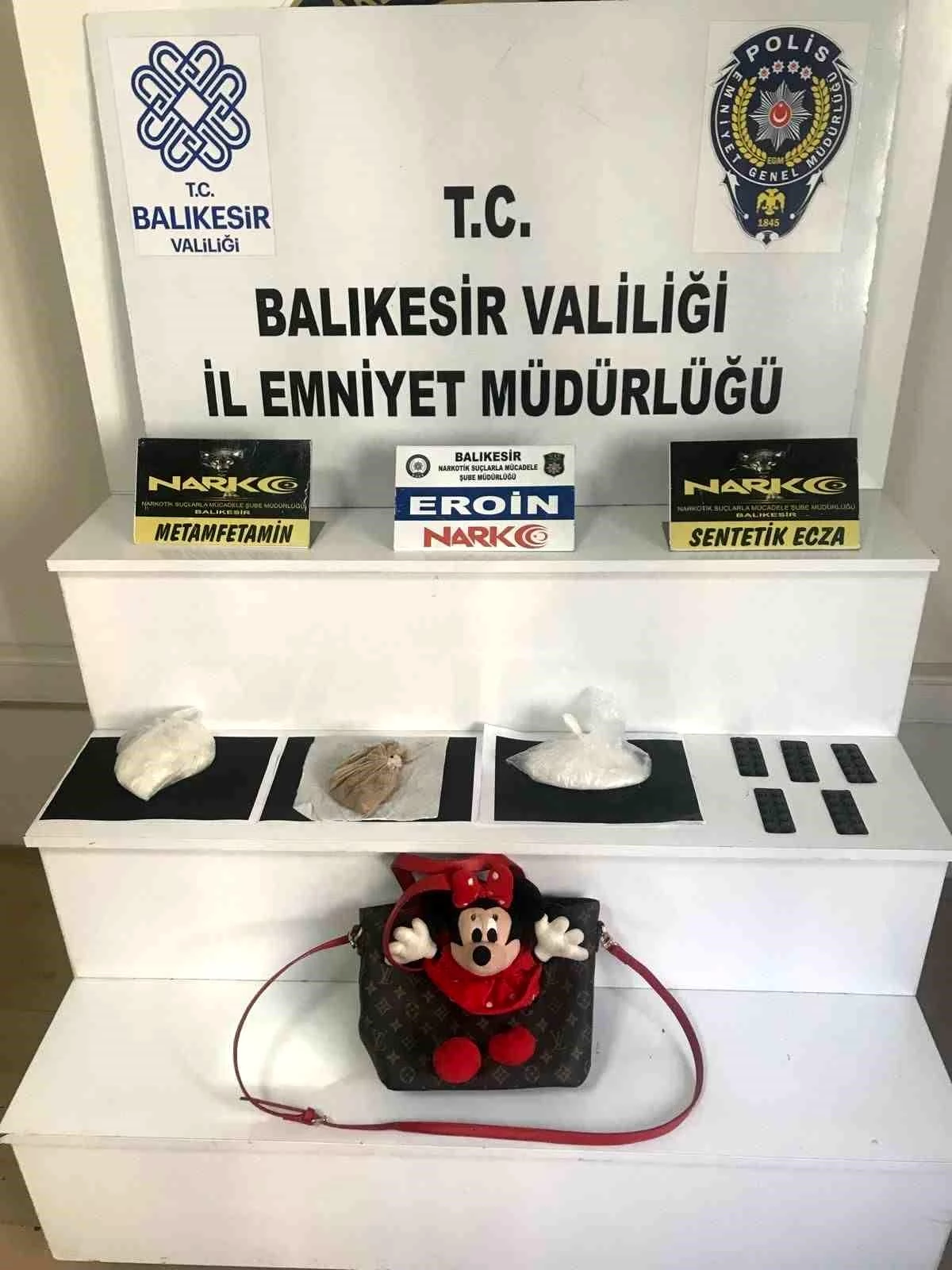 Balıkesir\'de Mickey Mouse çantasıyla uyuşturucu operasyonu