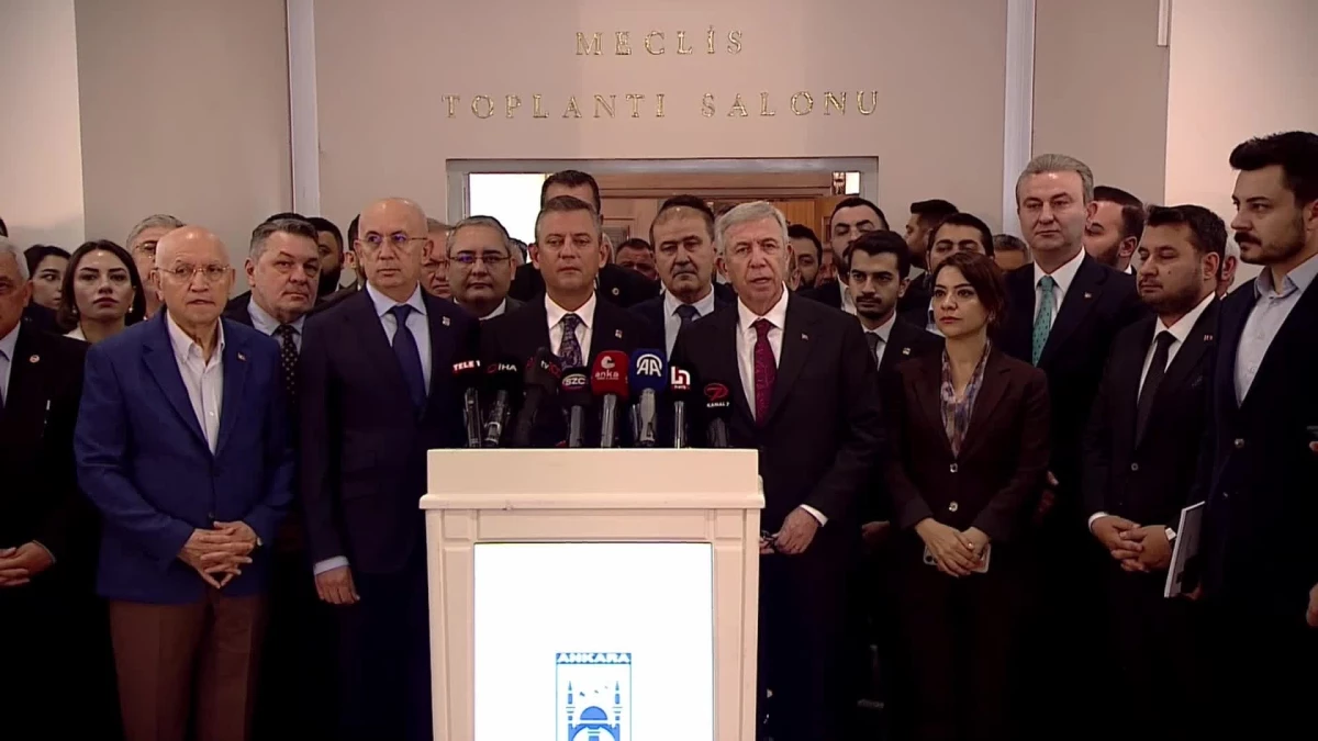 CHP Genel Başkanı Özgür Özel, Ankara Büyükşehir Belediye Başkanı Mansur Yavaş\'ı ziyaret etti