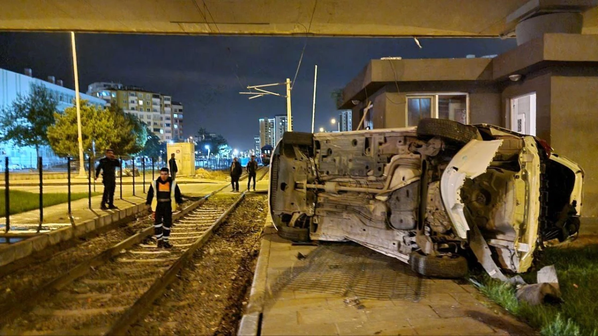 Kayseri\'de trenle çarpışan otomobil devrildi, sürücü yaralandı