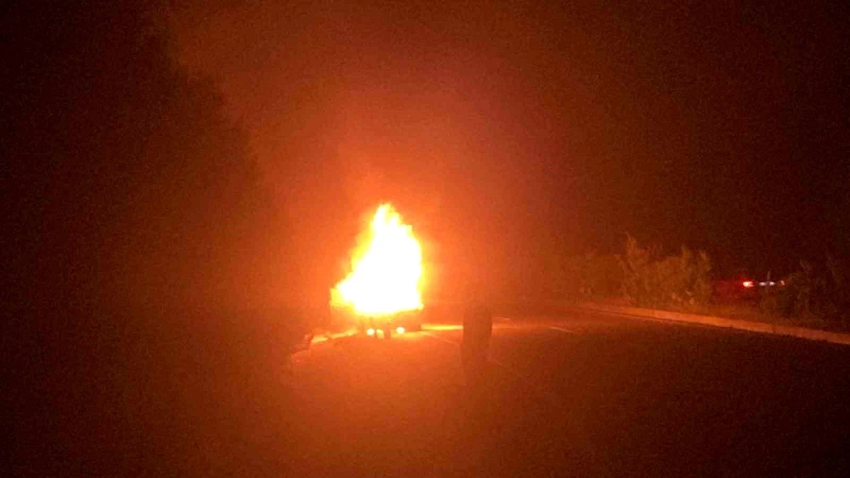 Marmaris\'te Otomobil Yangını Ormanlık Alana Sıçramadan Söndürüldü